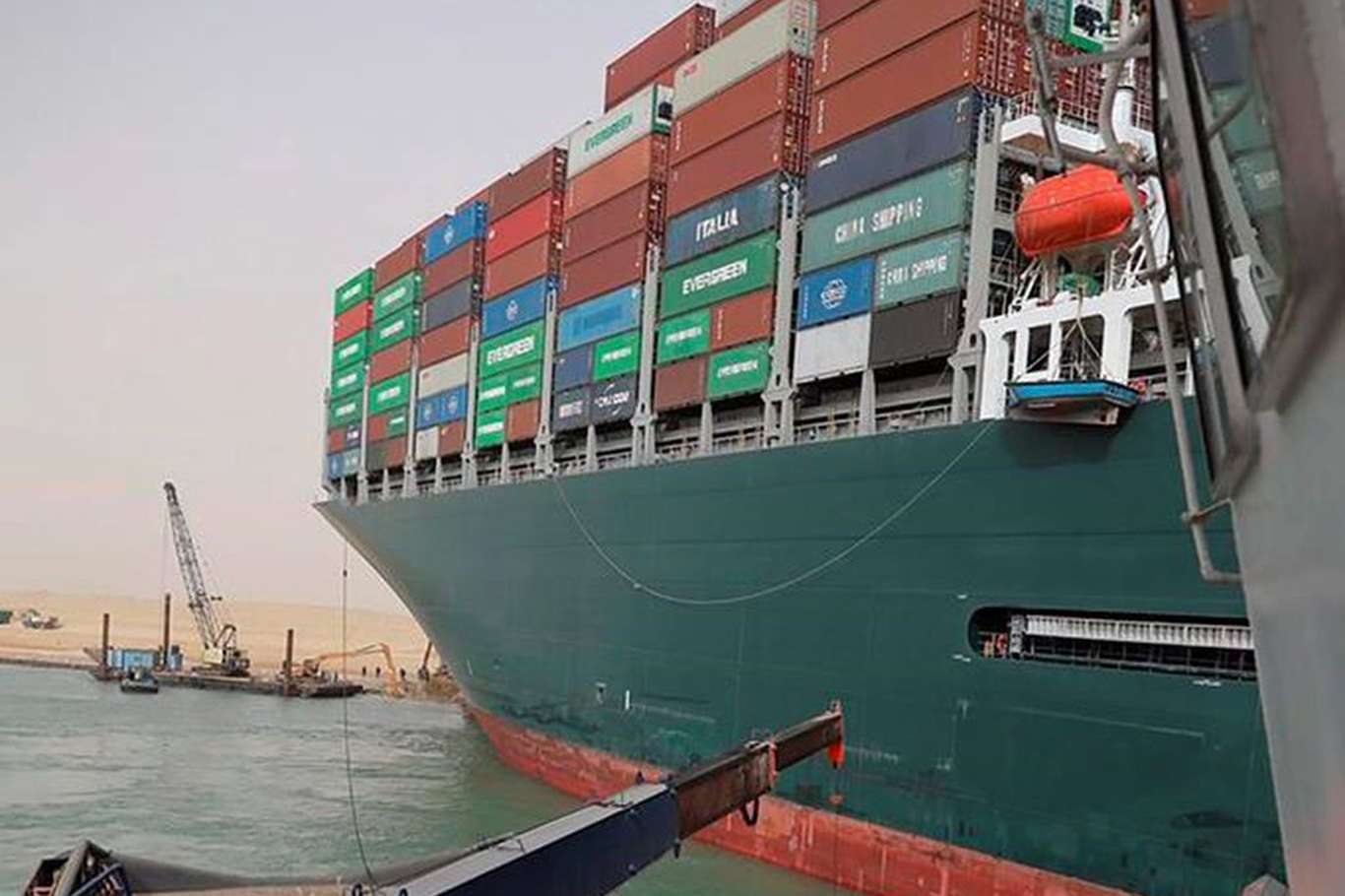 Süveyş Kanalı'ndaki kriz dünya ticaretine büyük bir darbe vurdu